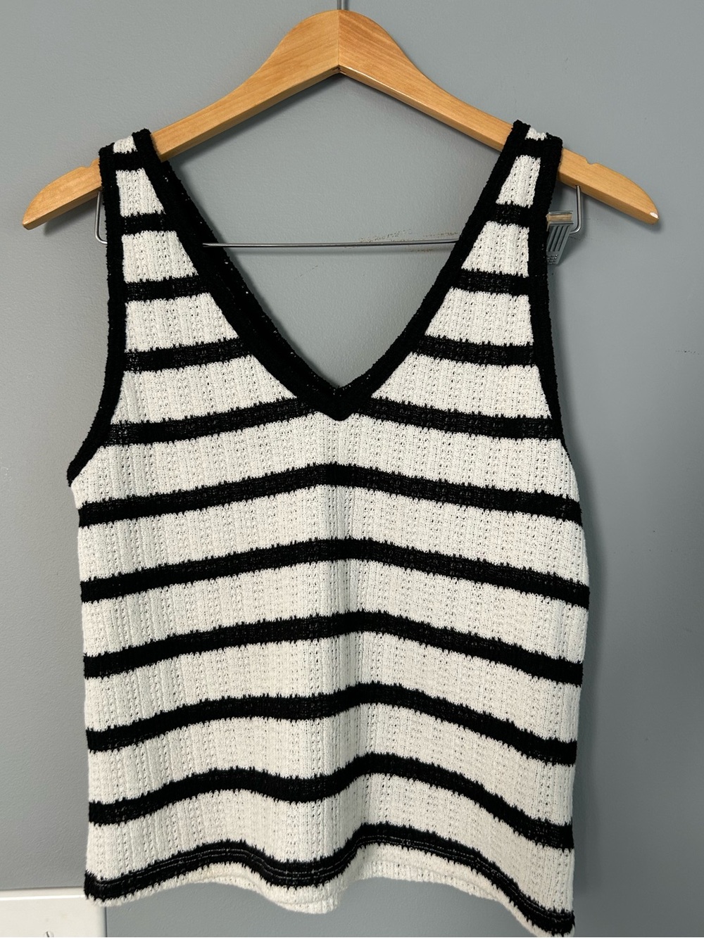 Universal Thread Black and White Striped V-Neck Knit Tank